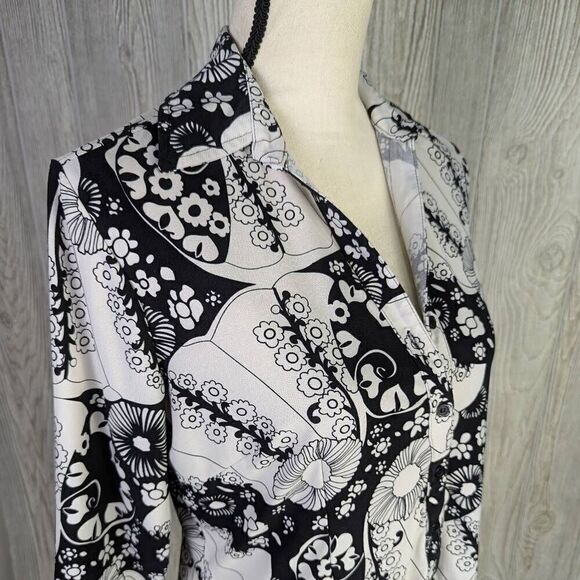Essentials by Milano Women’s Medium Black White Floral Button Down Blouse Top - Picture 4 of 9